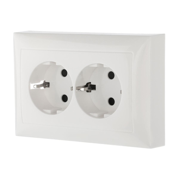 Розетка LK Studio двойная прямая с з/к, со шторками (белый) LK60 863704-1
