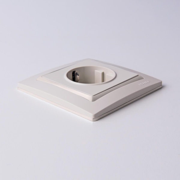 Розетка с заземлением и шторками Werkel слоновая кость W1171103 4690389155758 Розетка с заземлением и шторками Werkel слоновая кость W1171103 4690389155758