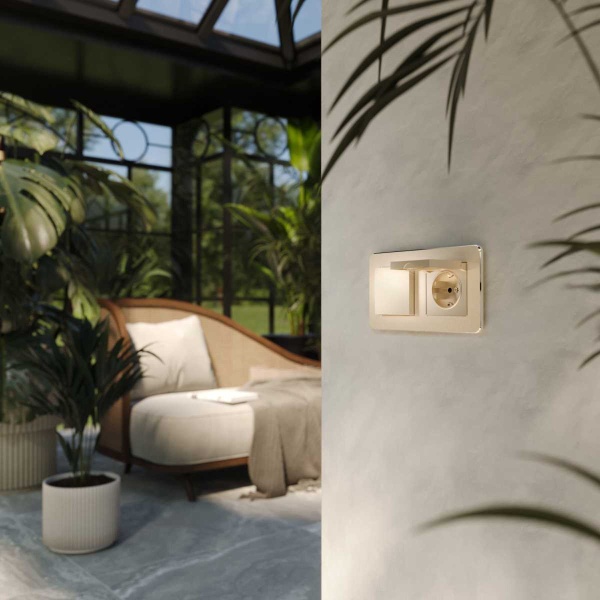 Розетка влагозащишенная с заземлением с защитной крышкой и шторками Werkel шампань W1171211 4690389212871