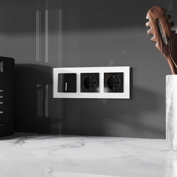 Розетка Werkel с заземлением и шторками черный акрил W1171148 4690389197710