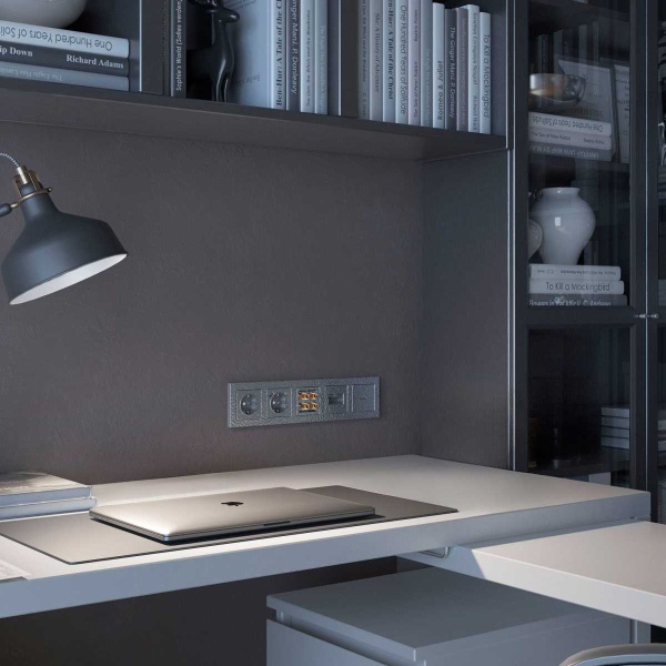 Розетка Werkel Hammer с заземлением и шторками серебряный W1271106 4690389162824