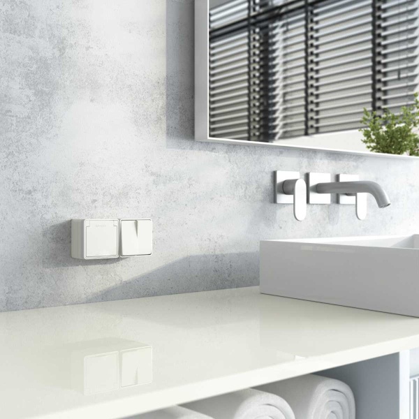 Розетка влагозащищенная с заземлением с защитной крышкой и шторками Werkel Gallant слоновая кость W5071203 4690389164590