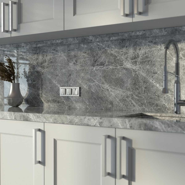 Розетка Werkel Hammer влагозащищенная с заземлением с защитой крышкой и шторками серебряный W1271206 4690389162862