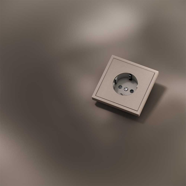 Накладка для розетки с заземлением и защитными шторками, S70 Metal (платина) Voltum VLSM000710