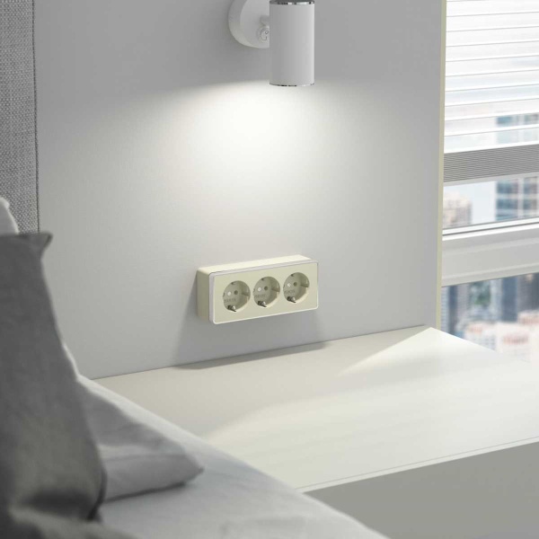 Розетка тройная с заземлением и шторками Werkel Gallant слоновая кость W5073103 4690389163906