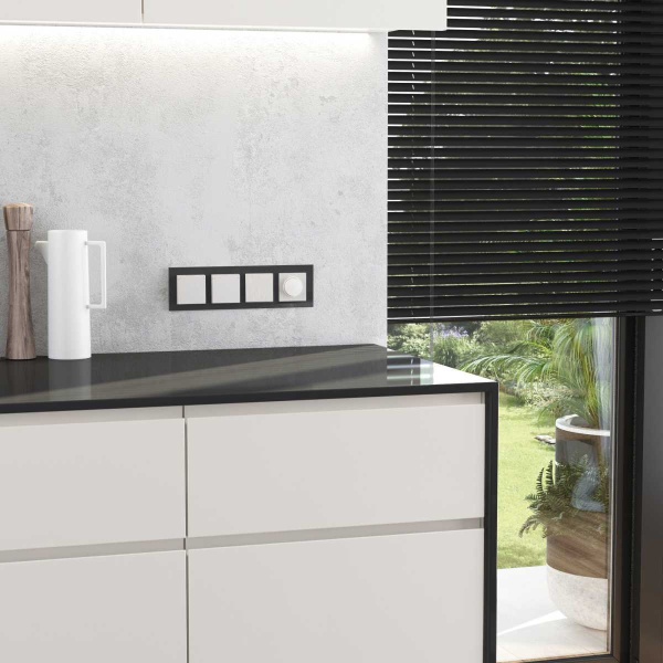 Розетка влагозащищенная с заземлением с защитной крышкой и шторками Werkel N перламутровый рифленый W1171213 4690389213106