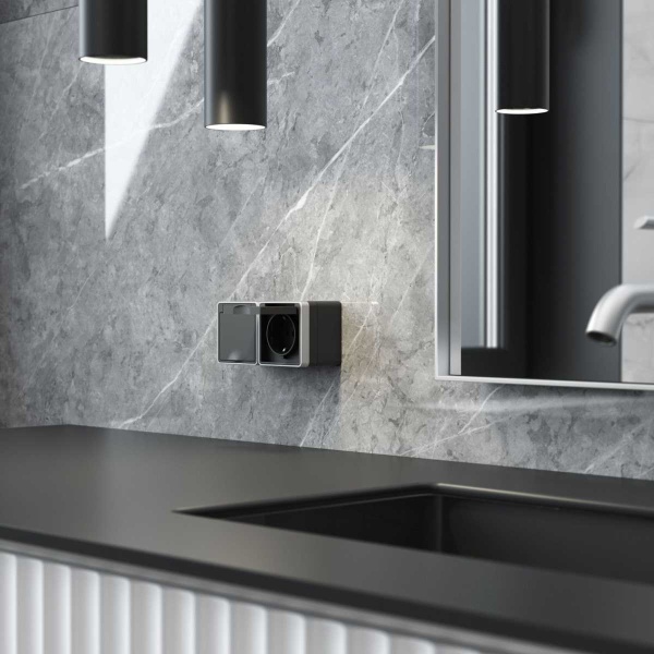 W5071234/ Розетка влагозащ. с зазем. с защит. крышкой и шторками Gallant (черный с серебром)