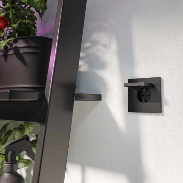 Розетка Werkel влагозащищенная с заземлением с защитой крышкой и шторками N черный матовый W1171208 4690389212895