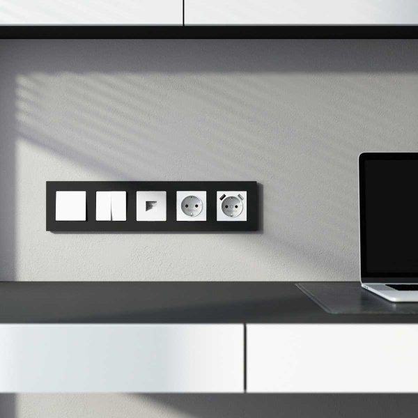 Розетка с заземлением и шторками Werkel белый W1171101 4690389155123