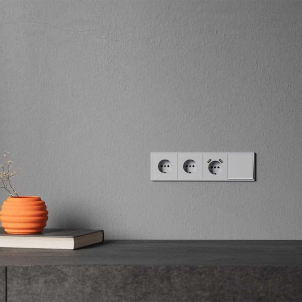 Накладка для розетки с заземлением и защитными шторками, S70 (серый) Voltum VLS000716