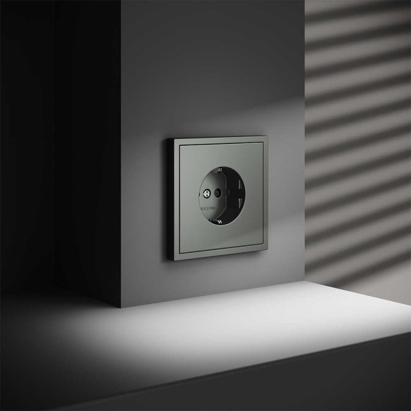 Розетка встраиваемая Voltum S70 с заземлением и защитными шторками, 16А, (титан) VLS040206