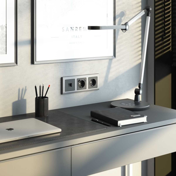 Розетка с заземлением и шторками Werkel графит W1171164 4690389194412